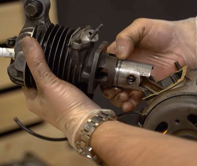 Filigrane Schrauber können die Kolbenringe mit den Fingern zusammenpressen Filigrane Schrauber können die Kolbenringe mit den Fingern zusammenpressen