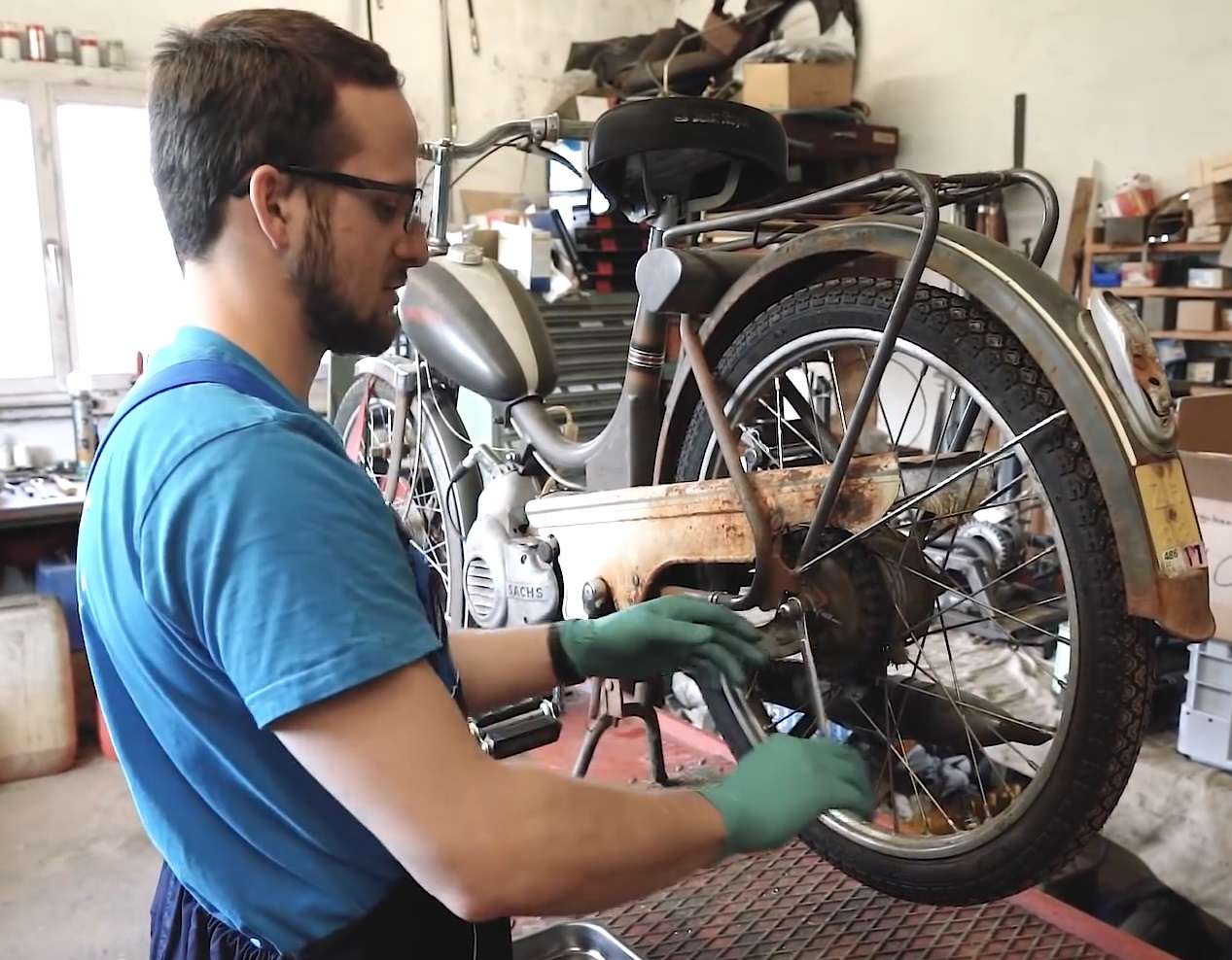 Schritt 1 ist die Demontage des Reifens Schritt 1 ist die Demontage des Reifens