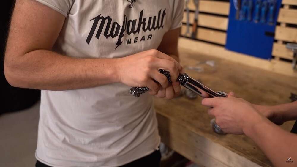 Stahlwolle kann ein kostengünstiger Versuch sein, den Auspuff leiser zu machen Stahlwolle kann ein kostengünstiger Versuch sein, den Auspuff leiser zu machen