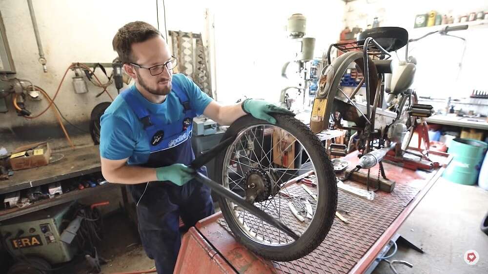 Nachdem man den Mantel gelöst hat, kann man den Schlauch einfach herausziehen Nachdem man den Mantel gelöst hat, kann man den Schlauch einfach herausziehen