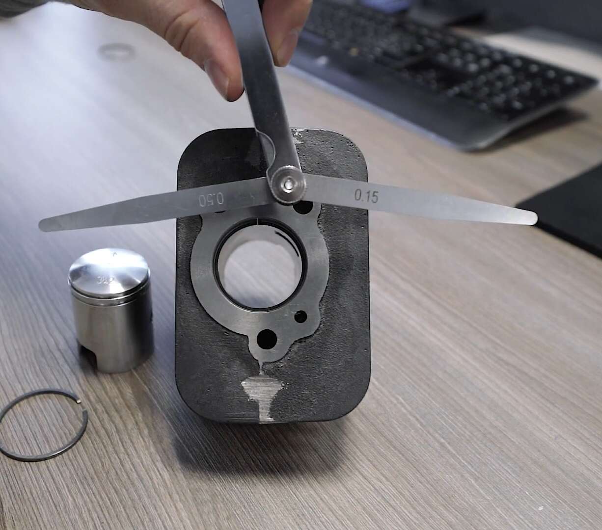 Blattlehre zum Ausmessen des Kolbenspiels Blattlehre zum Ausmessen des Kolbenspiels