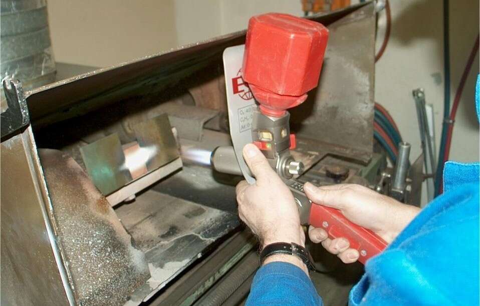 Flammspritzen von Silberpulver auf Kupfer Flammspritzen von Silberpulver auf Kupfer