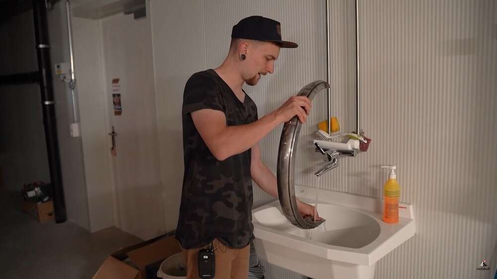 Oftmals genügen Wasser und sanfte Reinigungsmittel, um das Mofa wieder glänzen zu lassen Oftmals genügen Wasser und sanfte Reinigungsmittel, um das Mofa wieder glänzen zu lassen