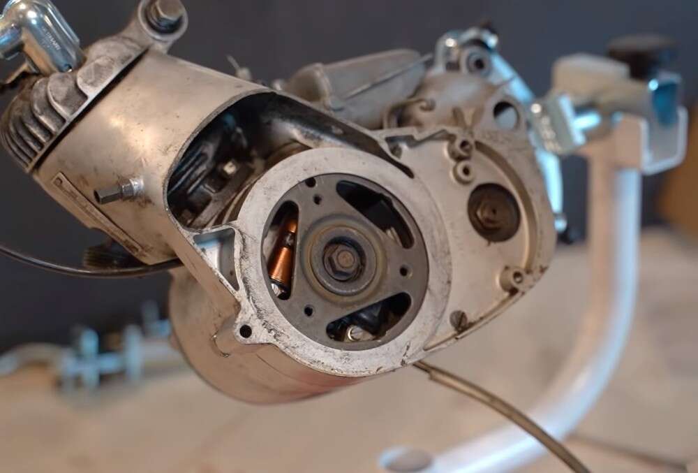 Vor dem Einbau steht logischerweise der Ausbau der alten Zündung Vor dem Einbau steht logischerweise der Ausbau der alten Zündung