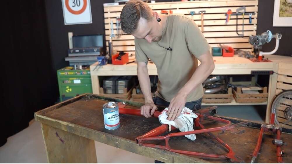 Auch eine gründliche Reinigung bzw. Entfettung ist wichtig, bevor neuer Lack aufgetragen wird Auch eine gründliche Reinigung bzw. Entfettung ist wichtig, bevor neuer Lack aufgetragen wird