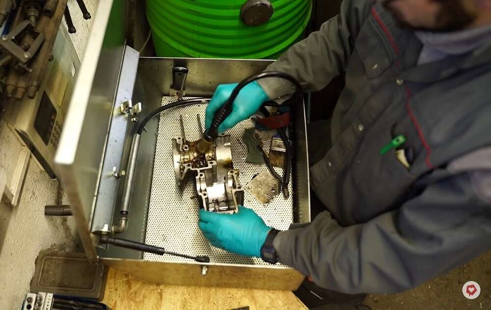 Bei dieser Gelegenheit bietet sich auch eine gründliche Reinigung des Motors an Bei dieser Gelegenheit bietet sich auch eine gründliche Reinigung des Motors an