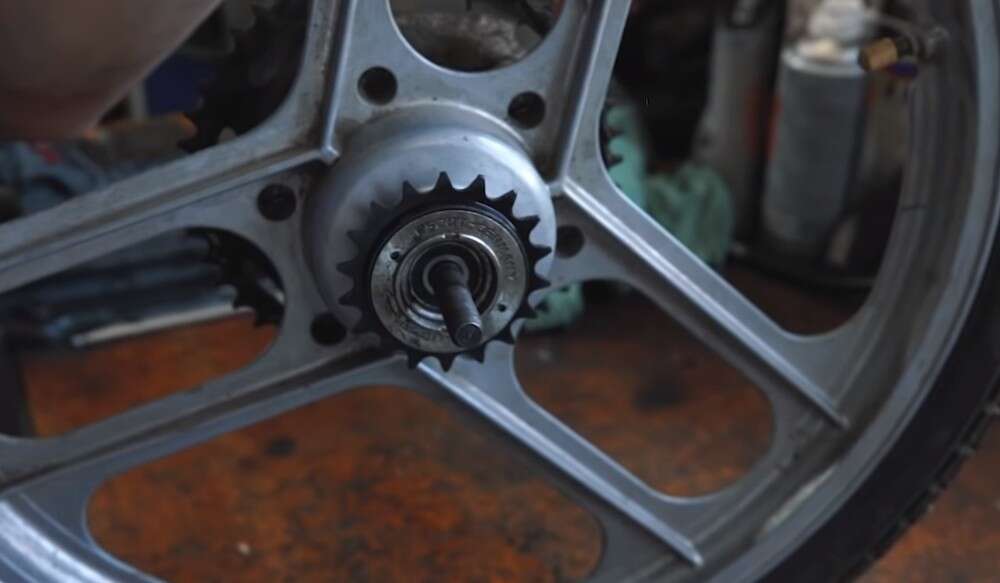 Das Montieren des neuen Ritzels erfolgt logischerweise wie das Abnehmen, nur umgekehrt Das Montieren des neuen Ritzels erfolgt logischerweise wie das Abnehmen, nur umgekehrt