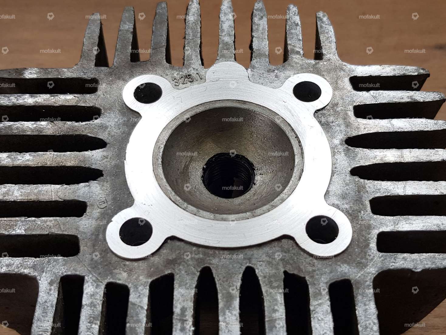 Unscrew cylinder head Carousel Image 2