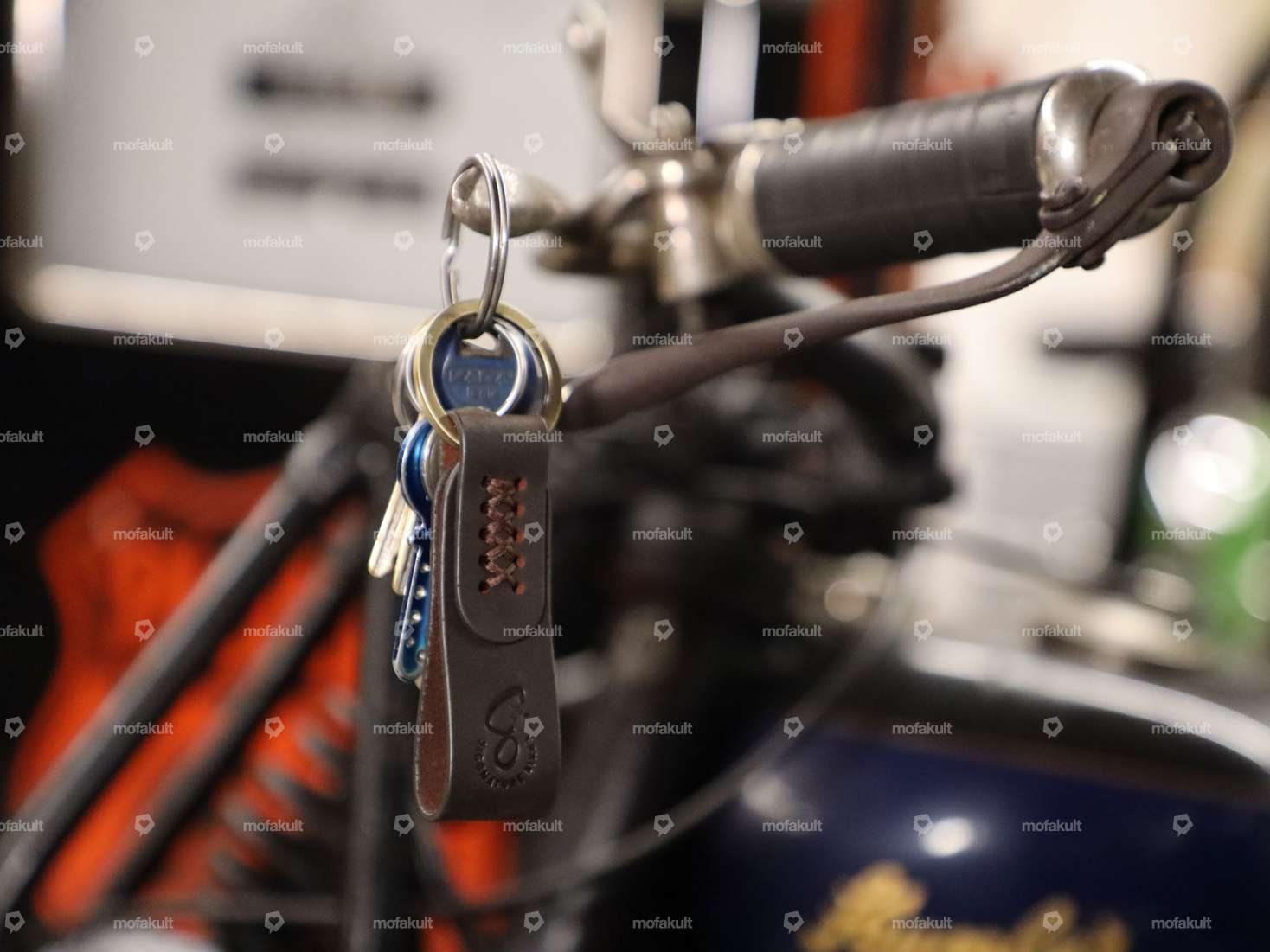 Portachiavi Siggnature in pelle marrone Carousel Image 3