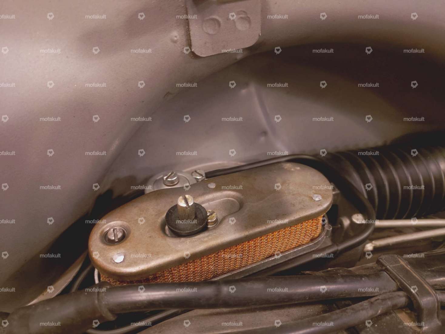 Copri carter in gomma per la vite del minimo del carburatore | Vespa Largeframe Carousel Image 3