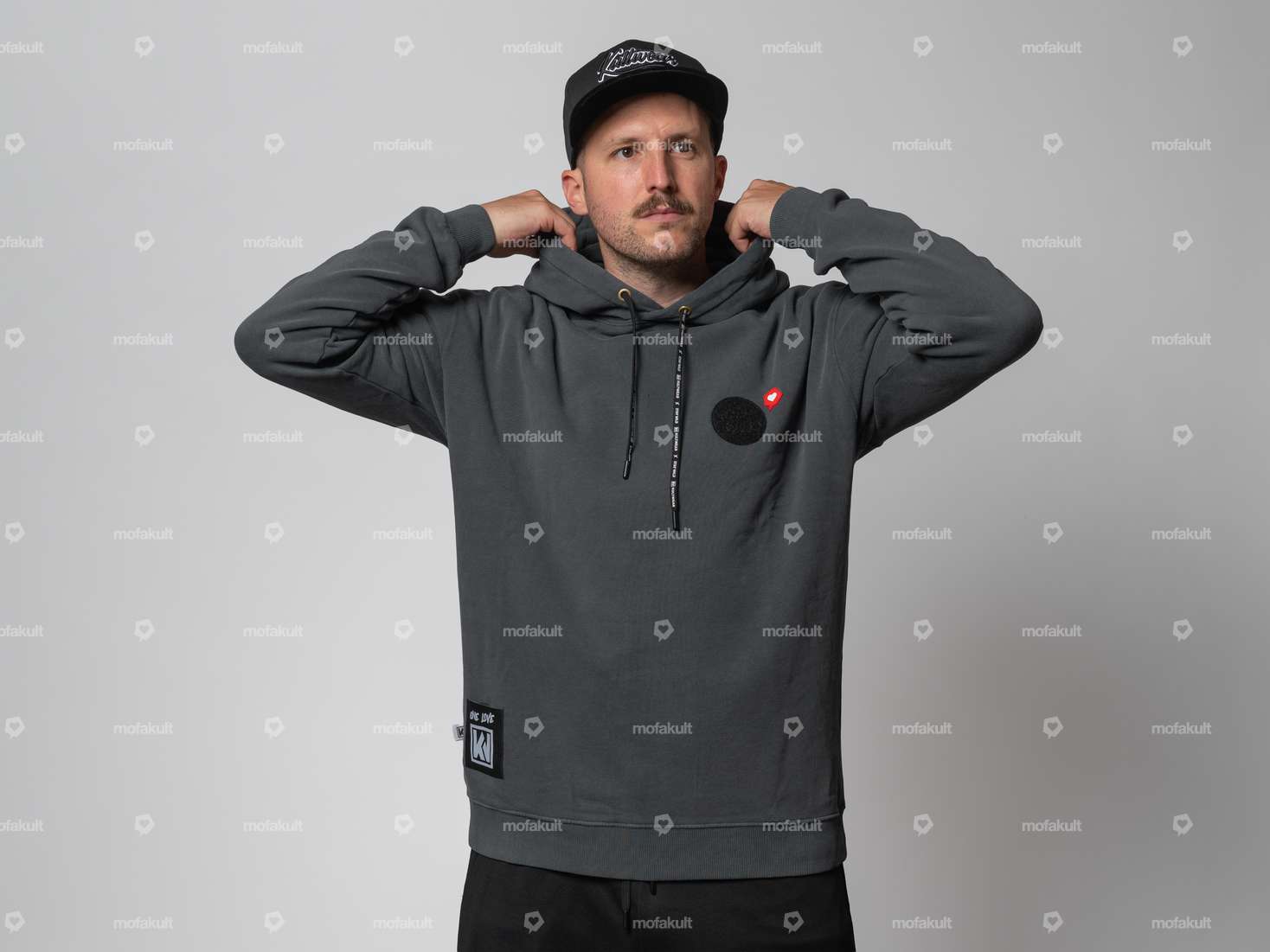 KULTWEAR Felpa con cappuccio "Velcro" grigio stonewash Carousel Image 1