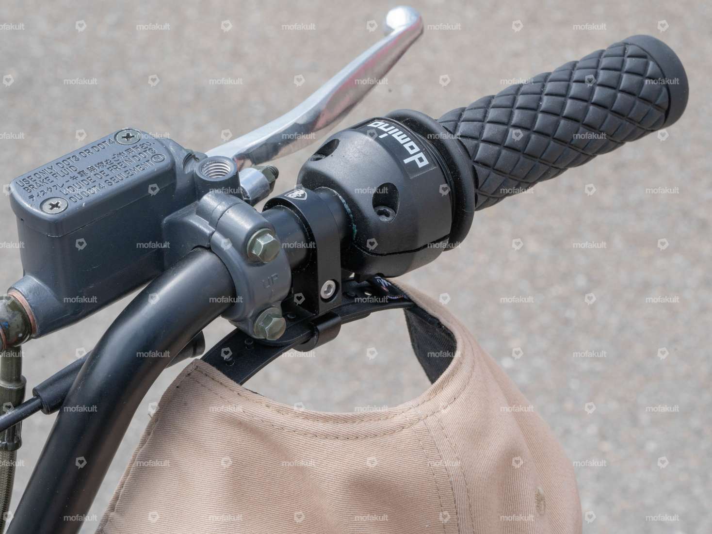 66HEROES Porta tappi in alluminio oro Carousel Image 3