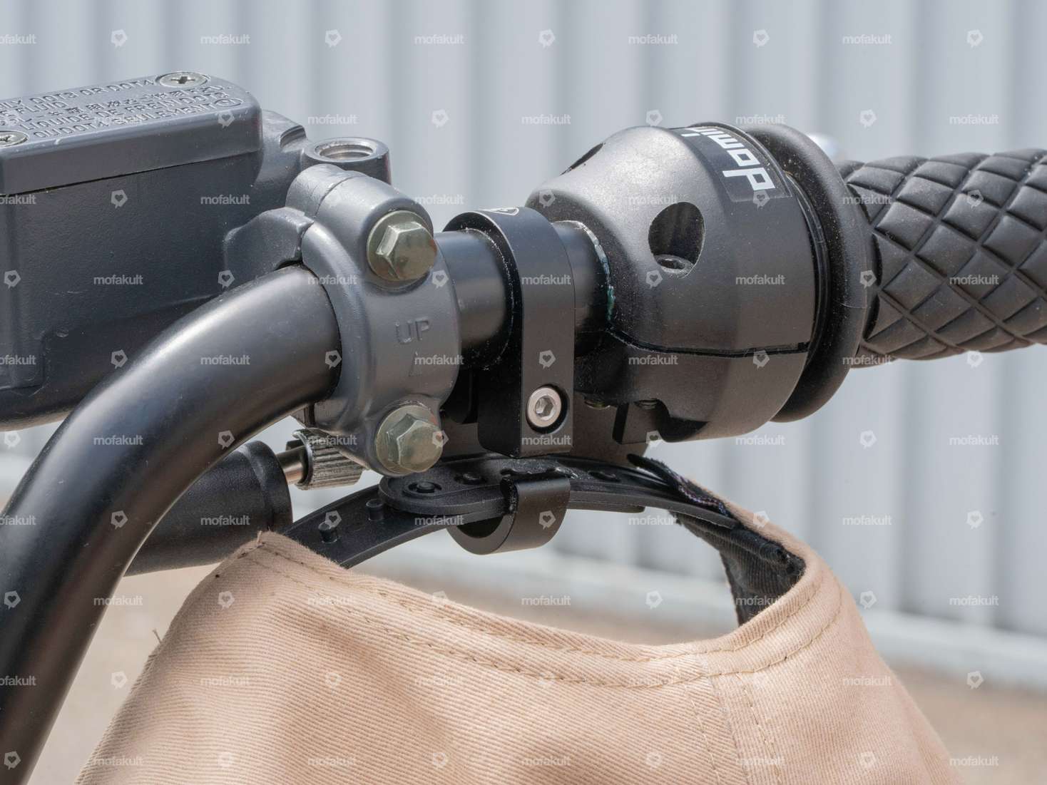 66HEROES Porta tappi in alluminio oro Carousel Image 4