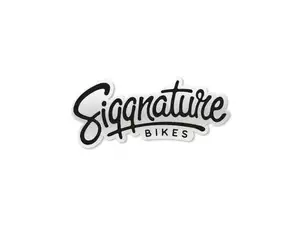 Adesivo Siggnature "Siggnature Bikes" 70 x 30 mm nero trasparente Adesivo Siggnature "Siggnature Bikes" 70 x 30 mm nero trasparente