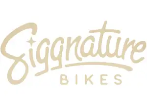 Adesivo Siggnature "Siggnature Bikes" lunotto posteriore 50 x 23 cm bianco Adesivo Siggnature "Siggnature Bikes" lunotto posteriore 50 x 23 cm bianco