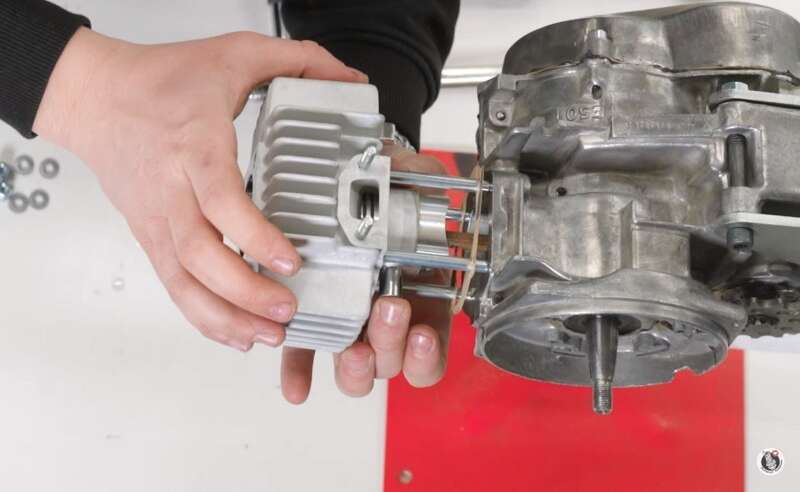 Desachsierung des Kolbenbolzens Desachsierung des Kolbenbolzens